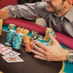 The Role of Casino Waitstaff and Their Influence on Betting Frequency and Game Choices